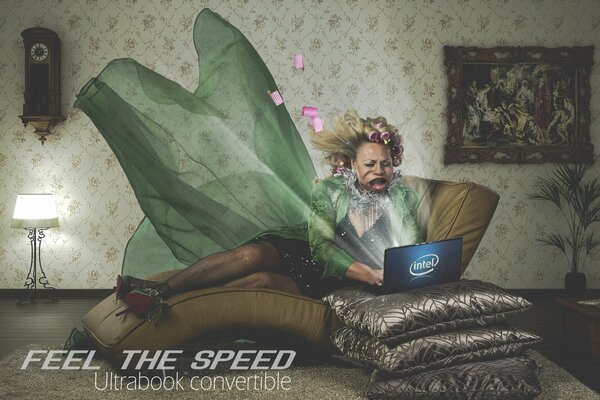 Kobieta z lokówką zdmuchuje z prędkości internetu w laptopie