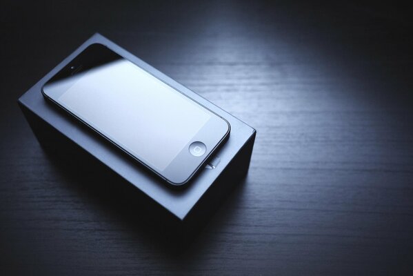 Schwarzes iPhone auf der Apple-Box