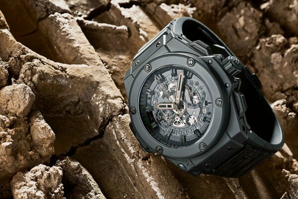 Hublot montre parmi les roches mouillées