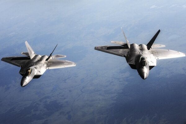 Deux chasseurs F -22 raptor volent en mission