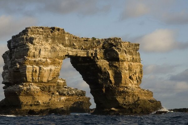 Steinfelsenbogen im Meer