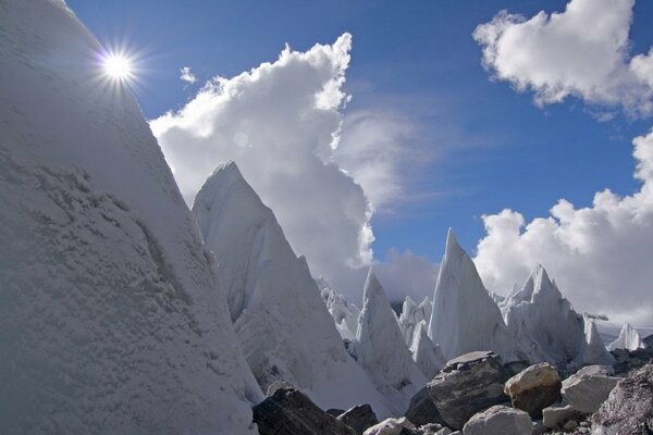 Gel et le soleil et les blocs de glace dans les montagnes