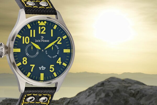 Orologio Jack Pierre in giallo, sullo sfondo delle montagne