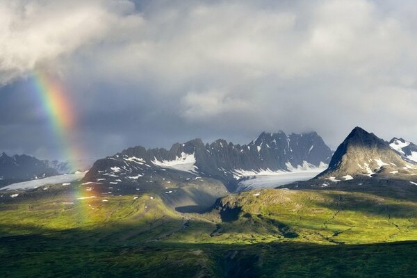 Regenbogen in den Bergen nach Regen