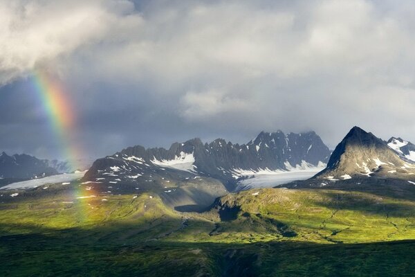 Arc en ciel dans les montagnes après la pluie