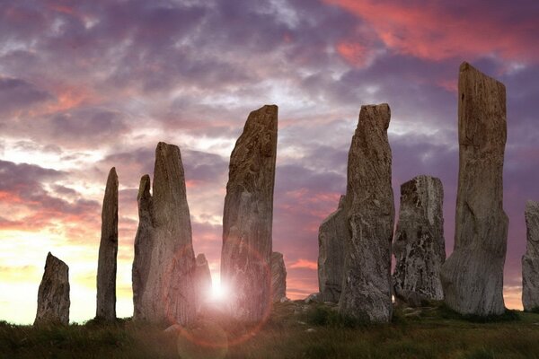 Sonnenuntergang durch die Steine der Antike
