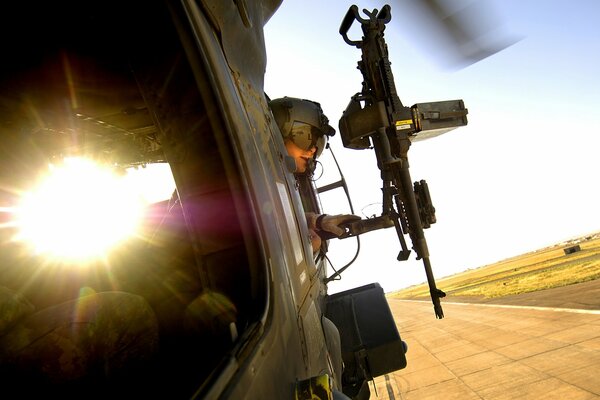 Soldat avec des armes assis dans un hélicoptère