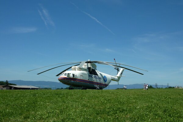 L elicottero Mi - 26 del Ministero delle situazioni di emergenza è atterrato sulle montagne sul prato per salvare le persone