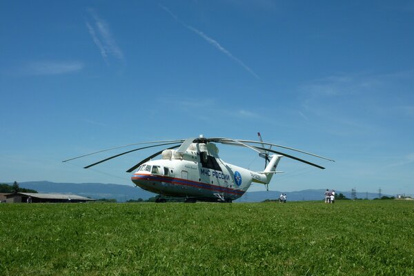 Вертолет ми-26 мчс приземлился в горы на луг для спасения людей