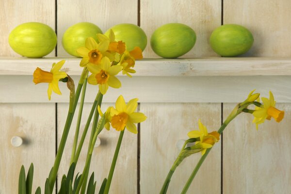 Five eggs are on the shelf