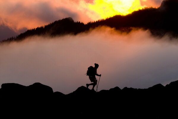 Der Wanderer schwärmt in den Bergen