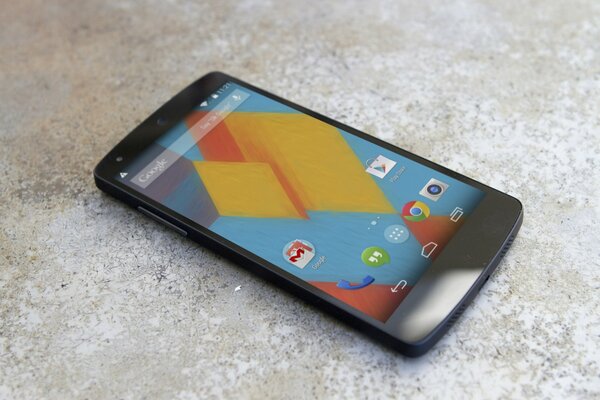 Telefon Nexus 5 auf hellem Hintergrund