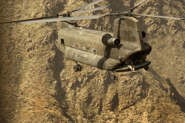 Fliegender Chinook-Hubschrauber vor dem Hintergrund der Berge