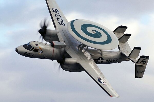 Un avion militaire se précipite rapidement