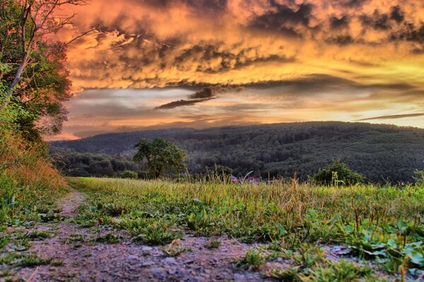 Beau coucher de soleil dans les hautes montagnes