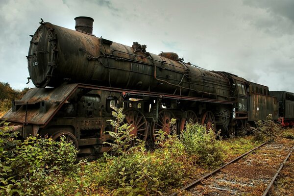 Vieux train sur fond de ciel sombre