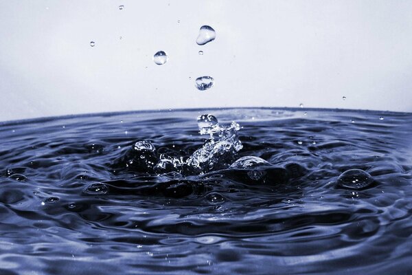 Contacto de la gota que cae con el agua