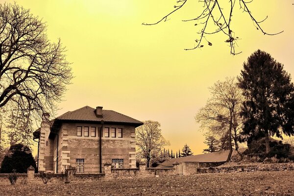 Casa al mattino contro il cielo giallo