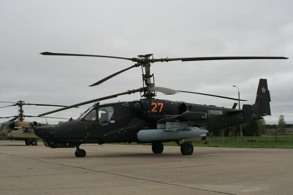 Helicóptero gris Ka - 50 en la pista