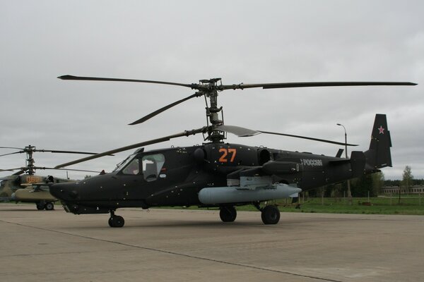 Szary śmigłowiec Ka-50 na pasie startowym