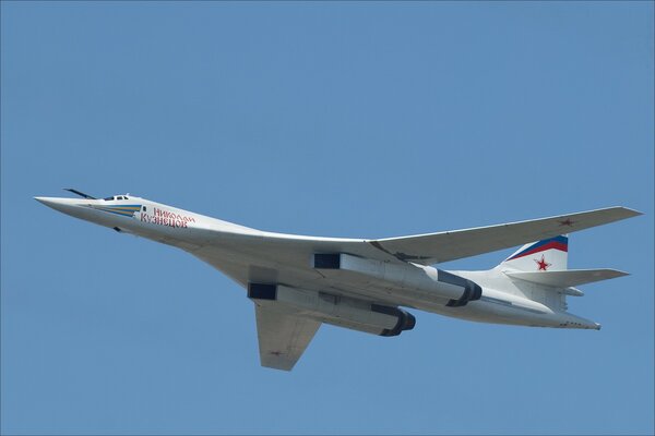 El Tupolev supersónico Tu-160 vuela en el cielo azul