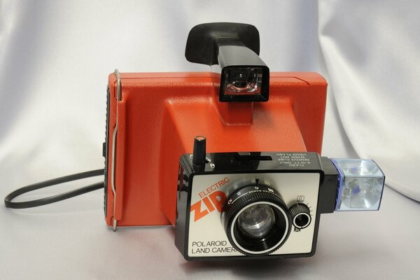 Fotocamera polaroid con custodia in plastica