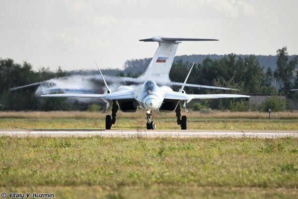 Samolot Su PAK-FA na tle wojskowego samolotu transportowego