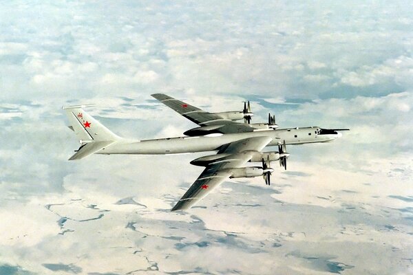 El avión soviético tu-95 vuela en el cielo
