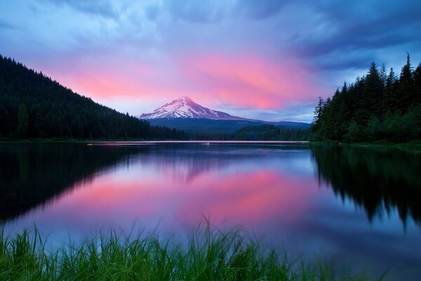 Reflet dans le lac du coucher du soleil