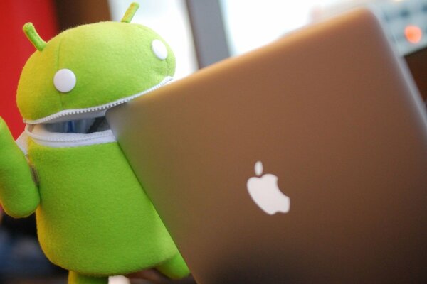 Zabawkowy Android i laptop Apple