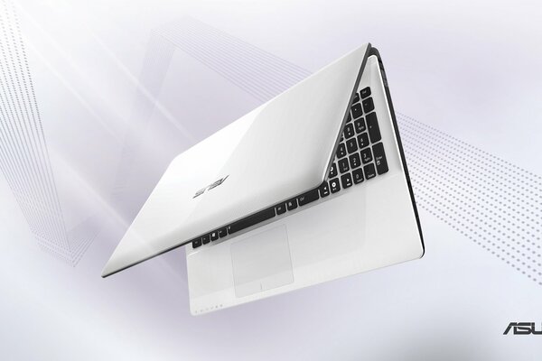 Laptop Asus bianco su sfondo bianco