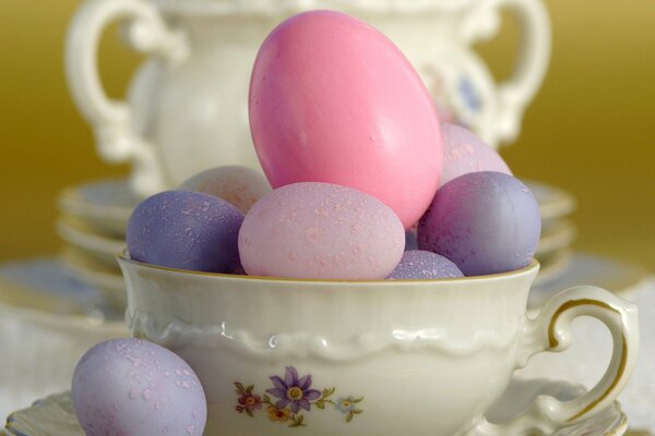 Oeufs peints dans une tasse en porcelaine