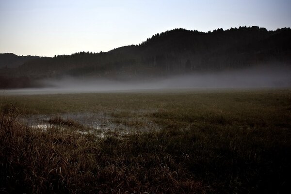 Nebbia mattutina ai piedi delle montagne