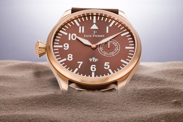 Vintage vip-Uhr im Sand