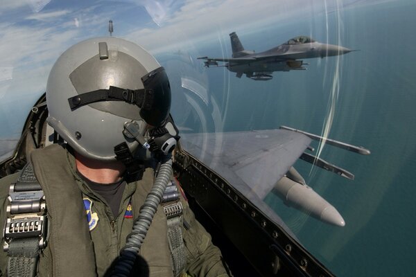 Ein Militärflugzeug fliegt mit einem Flieger im Cockpit in die Wolken