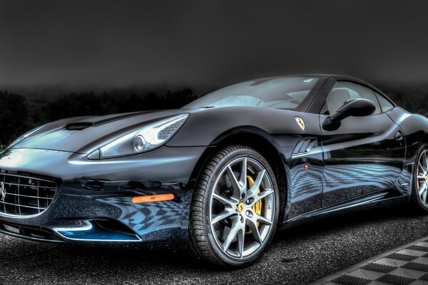 Ferrari F negro con un entorno reflectante en la carrocería