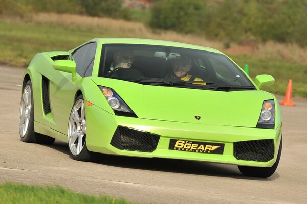 Lamborghini sur la piste d essai