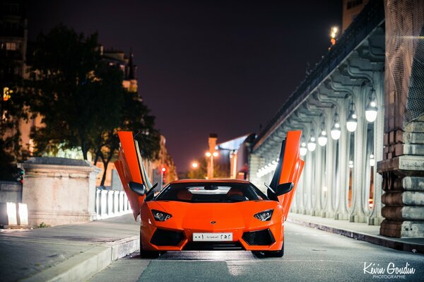 Lamborghini aventador rouge avec portes ouvertes