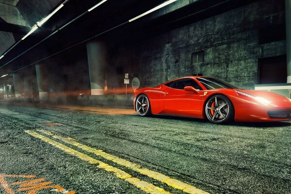 Красный суперкар ferrari 458 italia