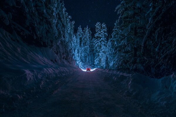 Auto sulla strada notturna invernale