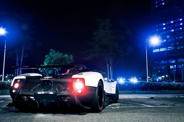 Photo Pagani Zonda dans la nuit au parking vue arrière