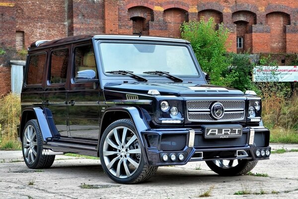 Mercedes Gelendwagen en un edificio abandonado