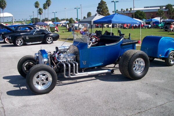 Voiture rétro bleue avec moteur classique