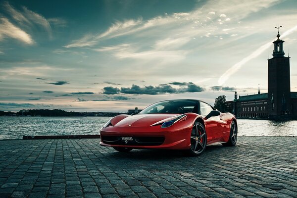 Ferrari 458 na wieczornej promenadzie rzeki