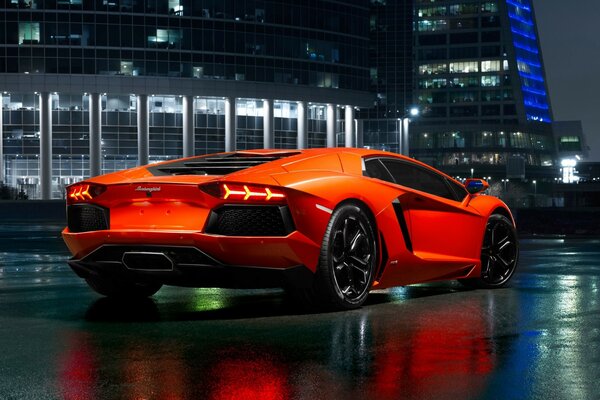 Orange Lamborghini aventador auf Nacht Stadt Hintergrund