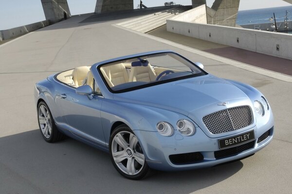 Bentley GTC color aguja con interior blanco