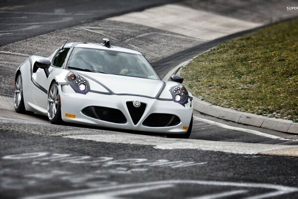 Alfa Romeo 4C Spider en pista de carreras