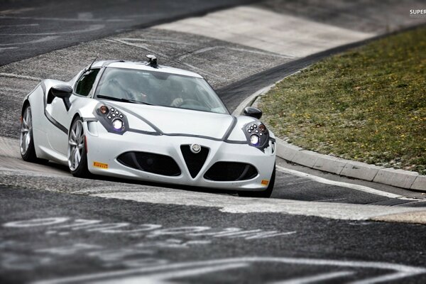 Alfa Romeo 4C Spider in pista