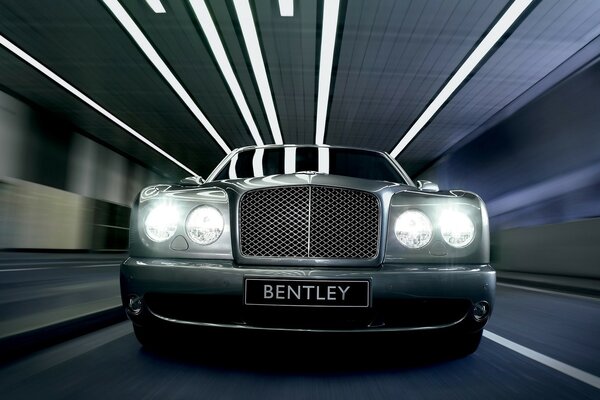 Frontowy bentley poruszający się w tonelu