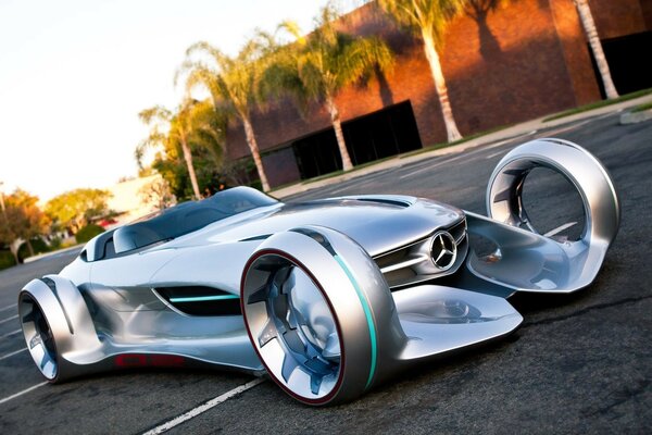 Aspetto futuristico della Mercedes da corsa a specchio